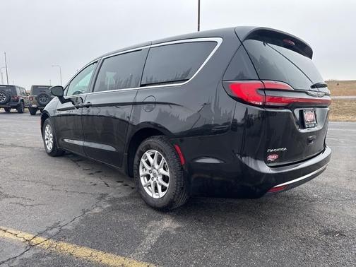 2023 Chrysler Pacifica Touring-L