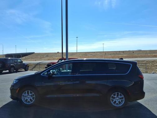 2023 Chrysler Pacifica Touring-L