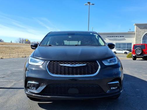2023 Chrysler Pacifica Touring-L