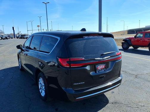 2023 Chrysler Pacifica Touring-L
