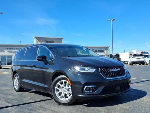 2023 Chrysler Pacifica Touring-L