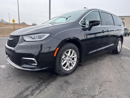 2023 Chrysler Pacifica Touring-L