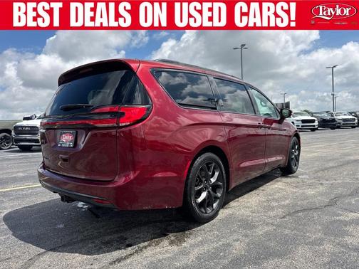 Velvet Red Pearlcoat 2021 Chrysler Pacifica Touring-L