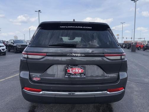 Metallic 2023 Jeep Grand Cherokee Laredo