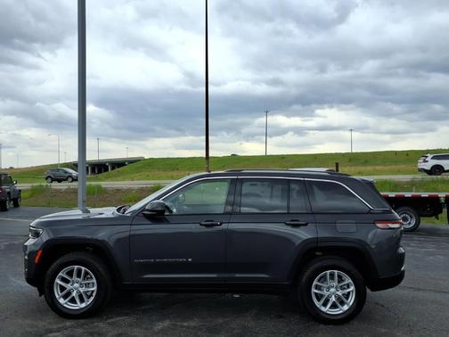 Metallic 2023 Jeep Grand Cherokee Laredo