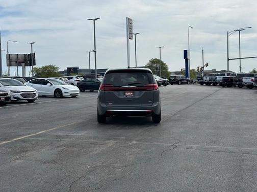 2025 Chrysler Pacifica Select