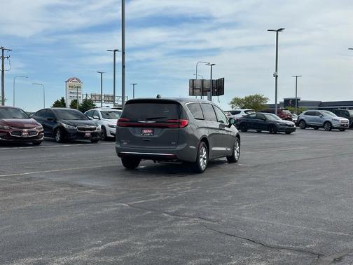 2025 Chrysler Pacifica Select