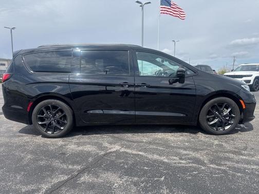 Diamond Black 2025 Chrysler Pacifica Limited