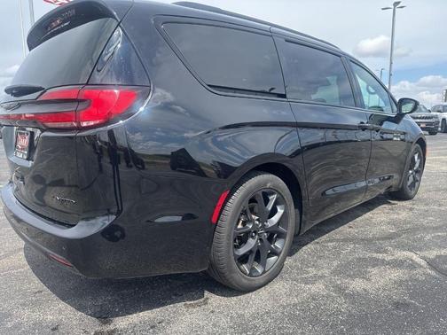 Diamond Black 2025 Chrysler Pacifica Limited