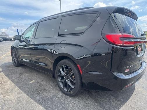 Diamond Black 2025 Chrysler Pacifica Limited