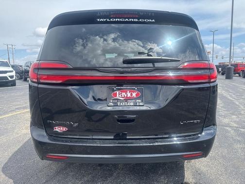 Diamond Black 2025 Chrysler Pacifica Limited