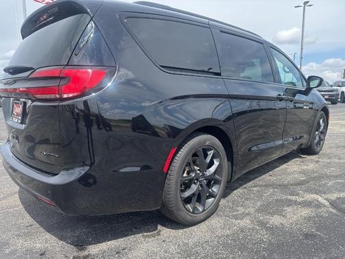 Diamond Black 2025 Chrysler Pacifica Limited