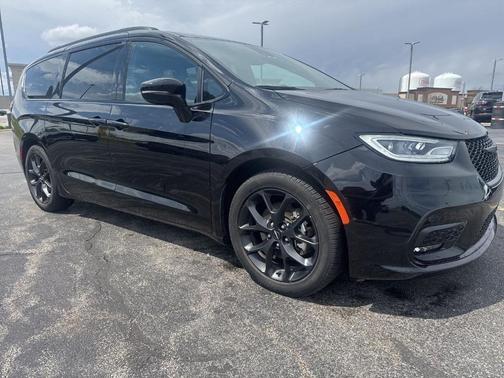 Diamond Black 2025 Chrysler Pacifica Limited