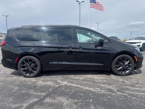 Diamond Black 2025 Chrysler Pacifica Limited