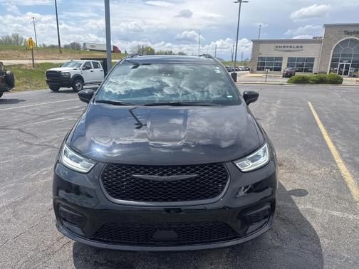 Diamond Black 2025 Chrysler Pacifica Limited