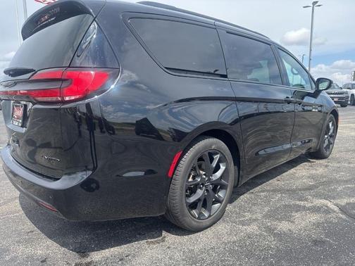 Diamond Black 2025 Chrysler Pacifica Limited