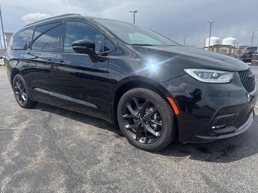 Diamond Black 2025 Chrysler Pacifica Limited