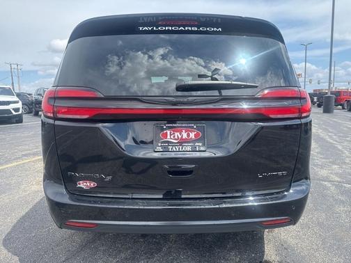 Diamond Black 2025 Chrysler Pacifica Limited