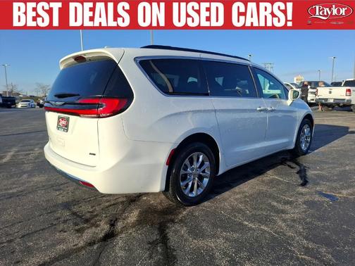 Bright White Clearcoat 2022 Chrysler Pacifica Touring-L