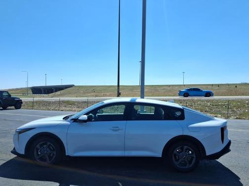 Snow White Pearl 2025 Kia K4