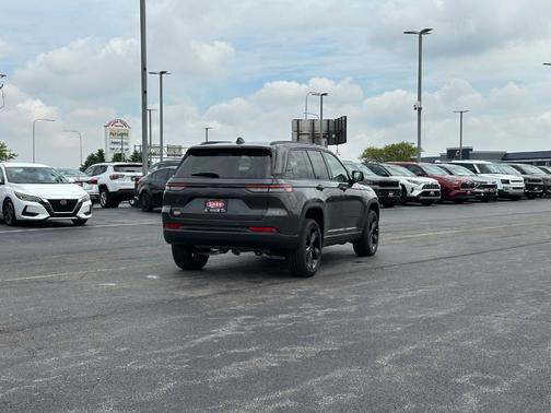 2025 Jeep Grand Cherokee Laredo