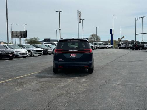 2022 Chrysler Pacifica Touring-L