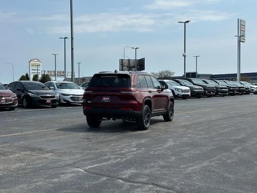 2025 Jeep Grand Cherokee Laredo