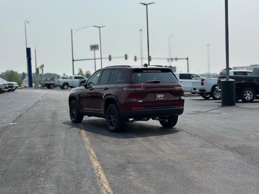 2025 Jeep Grand Cherokee Laredo