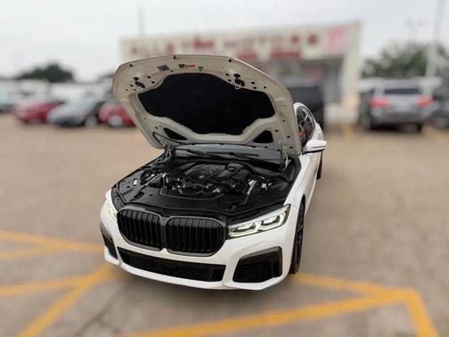 Alpine White 2022 BMW 750 i xDrive
