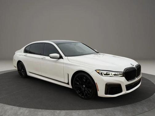Alpine White 2022 BMW 750 i xDrive