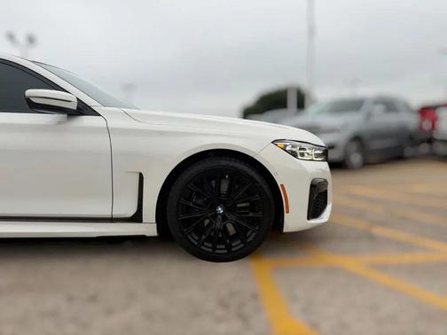 Alpine White 2022 BMW 750 i xDrive