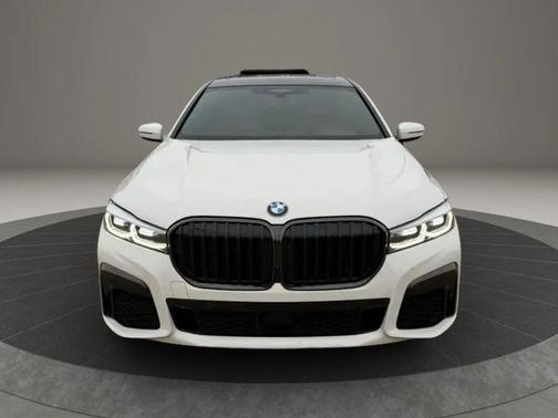 Alpine White 2022 BMW 750 i xDrive
