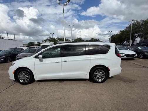 Bright White Clearcoat 2022 Chrysler Pacifica Touring
