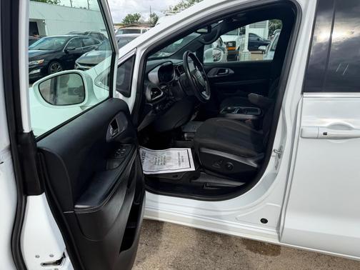 Bright White Clearcoat 2022 Chrysler Pacifica Touring