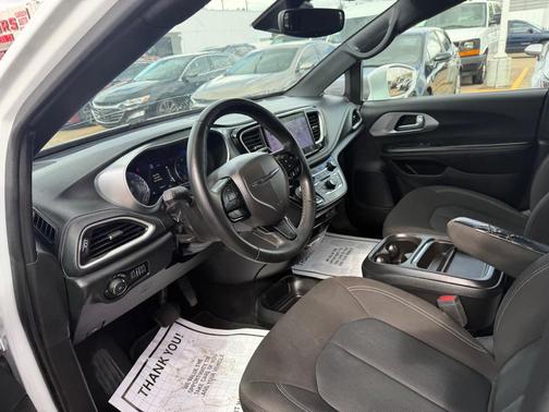 Bright White Clearcoat 2022 Chrysler Pacifica Touring