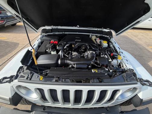 Bright White Clearcoat 2019 Jeep Wrangler Unlimited Sahara