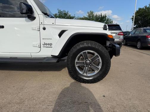 Bright White Clearcoat 2019 Jeep Wrangler Unlimited Sahara