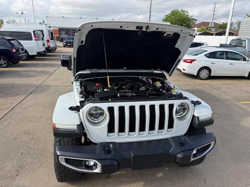 Bright White Clearcoat 2019 Jeep Wrangler Unlimited Sahara