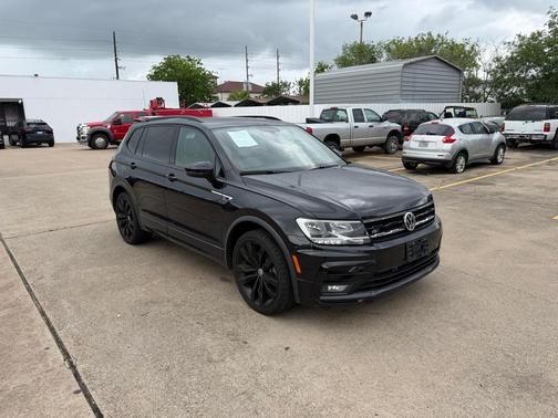 Deep Black Pearl 2021 Volkswagen Tiguan 2.0T SE