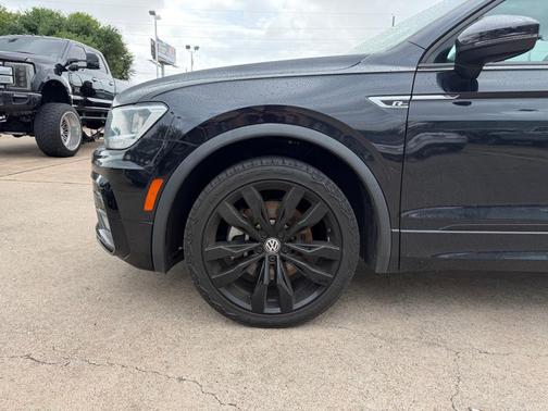 Deep Black Pearl 2021 Volkswagen Tiguan 2.0T SE