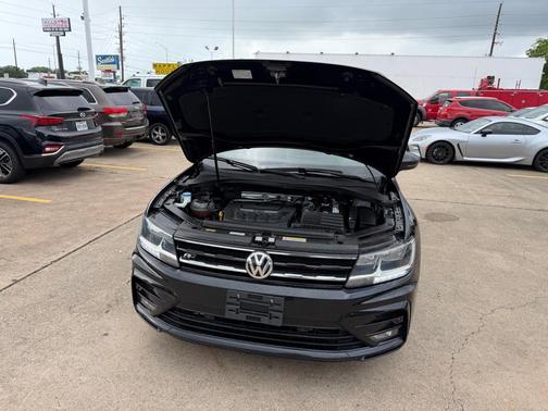Deep Black Pearl 2021 Volkswagen Tiguan 2.0T SE
