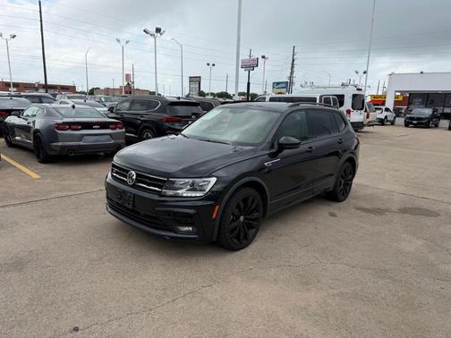 Deep Black Pearl 2021 Volkswagen Tiguan 2.0T SE