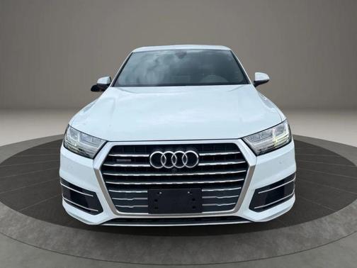 White 2019 Audi Q7 45 Premium Plus