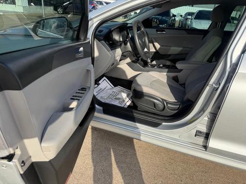 2018 Hyundai SONATA SE