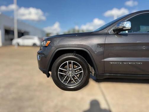 Granite Crystal Metallic Clearcoat 2018 Jeep Grand Cherokee Limited