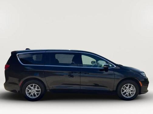 Diamond Black Crystal Pearlcoat 2025 Chrysler Pacifica L