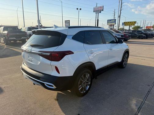 Snow White Pearl 2022 Kia Seltos S