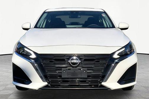 Pearl White Tricoat 2023 Nissan Altima 2.5 SV