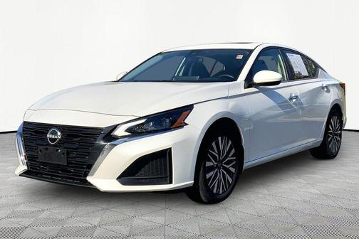 Pearl White Tricoat 2023 Nissan Altima 2.5 SV