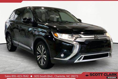 Labrador Black Metallic 2020 Mitsubishi Outlander SE